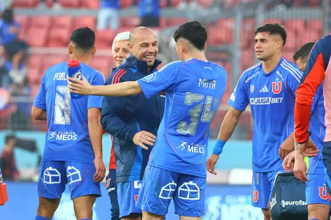 Marcelo Díaz celebra con Flavio Moya, su nuevo regalón azul | Photosport