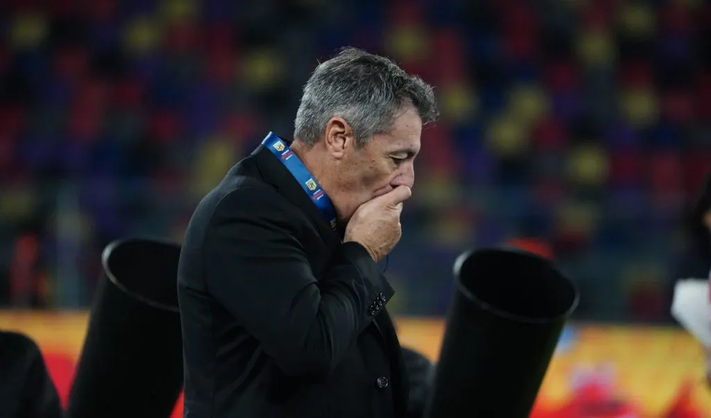 Frank Darío Kudelka besó su medalla de plata tras caer en la final del fútbol argentino ante Huracán. | Foto: Archivo.