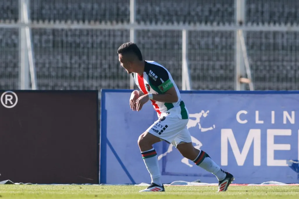 Futbol, Palestino vs Universidad Catolica.
Fecha 13, Liga de Primera 2025.
El jugador de Palestino Bryan Carrasco, centro, celebra su gol contra Universidad Catolica durante el partido de primera division disputado en el estadio La Cisterna en Santiago, Chile.
01/06/2025
Felipe Zanca/Photosport

Football, Palestino vs Universidad Catolica.
13st turn, 2025 First division league.
PalestinoÕs player Bryan Carrasco, center, celebrates his goal against Universidad Catolica during the first division match held at the La Cisterna stadium in Santiago, Chile.
01/06/2025
Felipe Zanca/Photosport