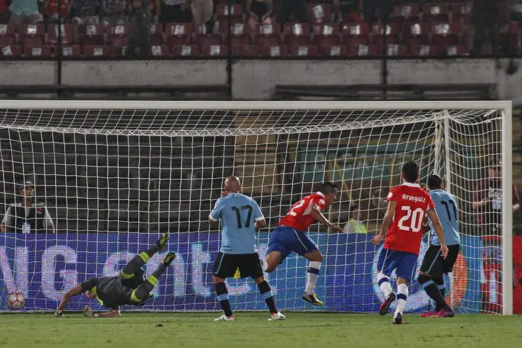 El gol de Paredes ante Uruguay lo vio de cerca Charles Aránguiz. (Max Montecinos/Photosport).