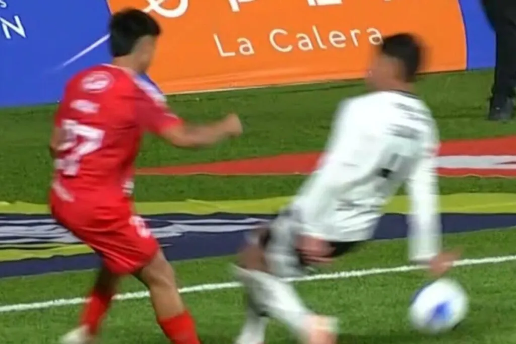 Esta es la mano de Alan Saldivia que no fue cobrado como penal en contra de Colo Colo. | Foto: Captura.