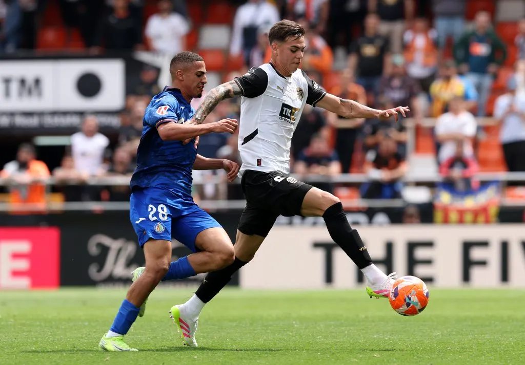 Enzo Barrenechea en acción por el Valencia. (Clive Brunskill/Getty Images).