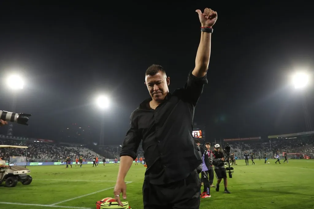 Jorge Almirón sigue generando problemas en Colo Colo luego de su fallida salida. Foto: Photosport.
