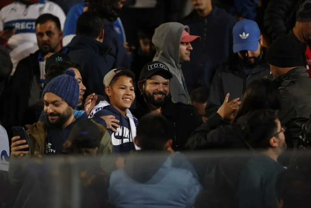 Boric es hincha de U. Católica y suele estar en los estadios. Imagen: Photosport