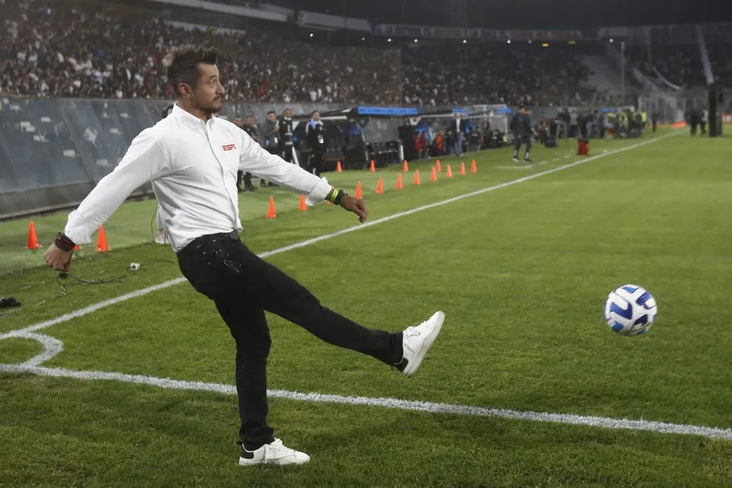 Nicolás Peric en un partido de Colo Colo por el Grupo E de la Libertadores 2025. (Jonnathan Oyarzun/Photosport).