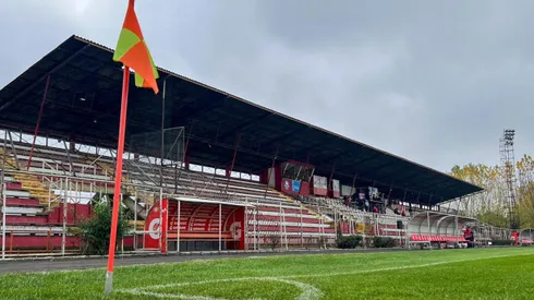El exseleccionado chileno que pide una manito de gato a olvidado estadio chileno.