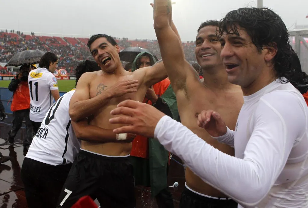 Lucas Wilchez celebra con Paredes y Macnelly Torres. (ANDRES PINA/PHOTOSPORT).