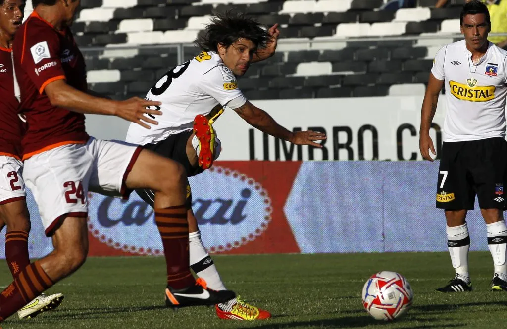 Wilchez en acción ante La Serena. Paredes lo mira con atención. (ANDRES PINA/PHOTOSPORT).