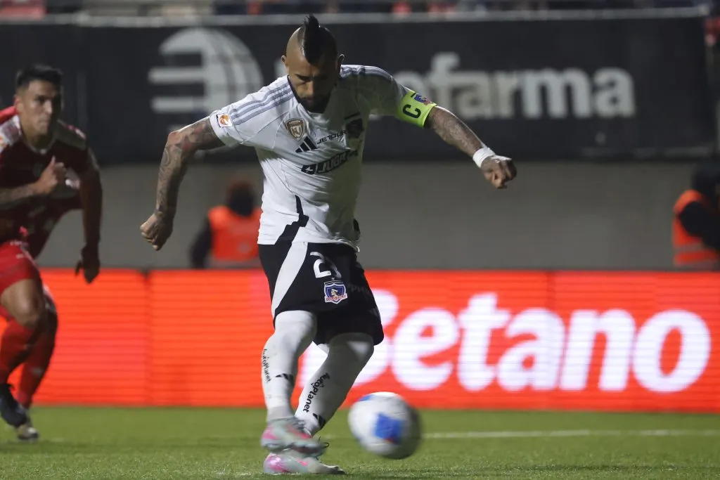 El potente penal de Arturo Vidal. (Sebastian Cisternas/Photosport).