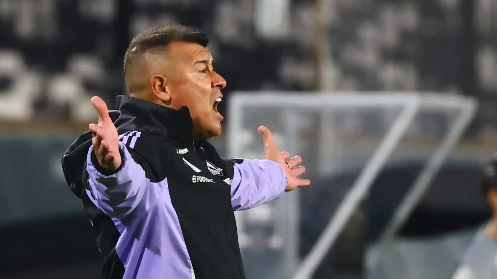 Jorge Almirón otra vez hace sufrir a Colo Colo por sus conferencias. Foto: Photosport.