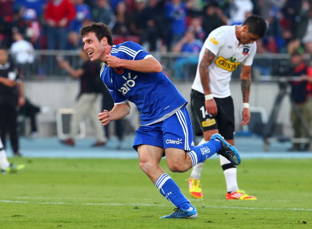 Así festejó Ángelo Henríquez su gol a los albos aquel 29 de abril de 2012. (MARTIN THOMAS/PHOTOSPORT).