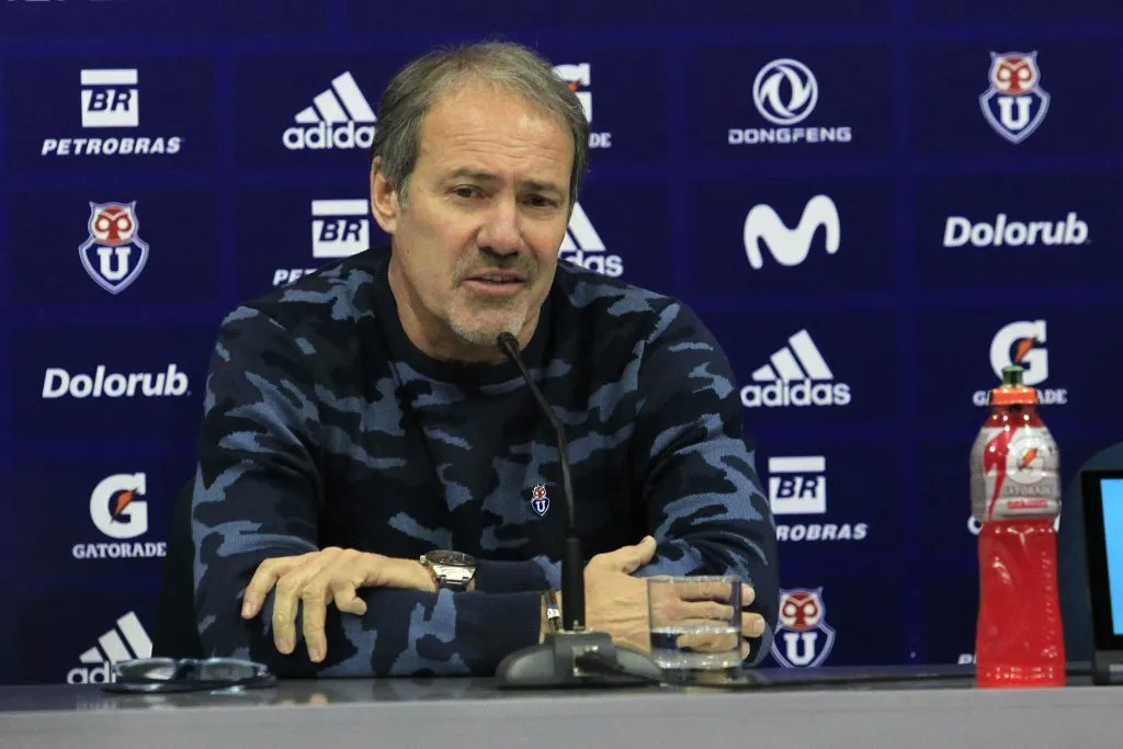 Sergio Vargas cuando fue gerente deportivo de Azul Azul. Ese día presentó a Marcos Riquelme. (Sebastian Cisternas/Photosport).
