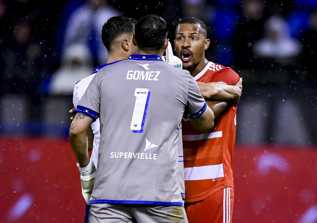 Gastón Gómez por Vélez Sarsfield en un duelo ante River Plate. En la imagen, discute con el venezolano Salomón Rondón. (Marcelo Endelli/Getty Images).