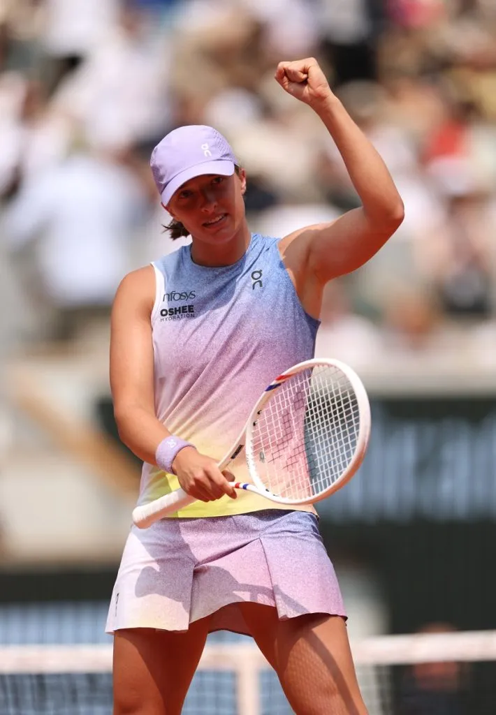 Iga Swiatek tras su victoria en el partido de cuartos de final de Roland Garros 2025 (Getty Images).