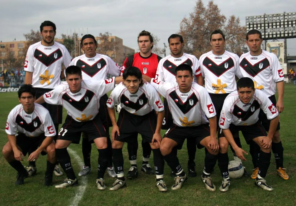 Esteban Paredes y Rodrigo Goldberg juntos en Santiago Morning. Son los primeros dos de derecha a izquierda. (OSCAR TORRES/PHOTOSPORT).