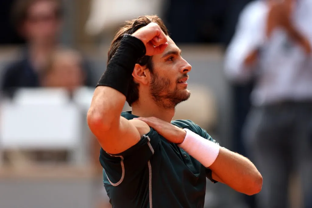 Musetti celebra su triunfo en Roland Garros
