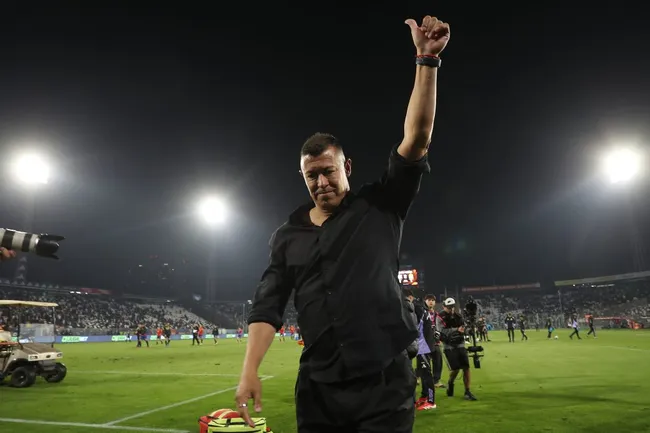 Jorge Almirón salió así tras la goleada a Unión Española. (Felipe Zanca/Photosport).