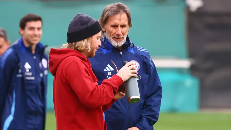 Ricardo Gareca tiene un pie afuera de la Roja.