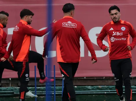 ¿Alarma? Titular de la Roja salió acompañado de un médico