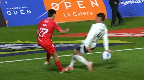 La mano de Alan Saldivia no fue sancionada por el VAR, lo que dejó instalada la polémica entre Unión La Calera y Colo Colo.