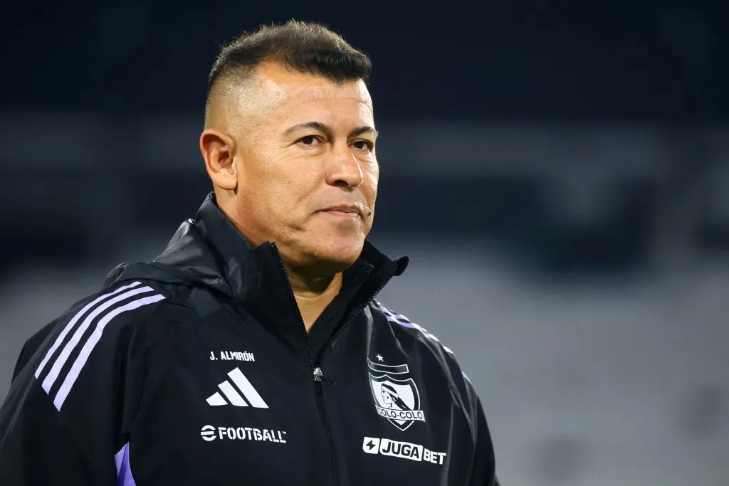 Jorge Almirón parece tener sus días contados en la banca de Colo Colo. Foto: Photosport.