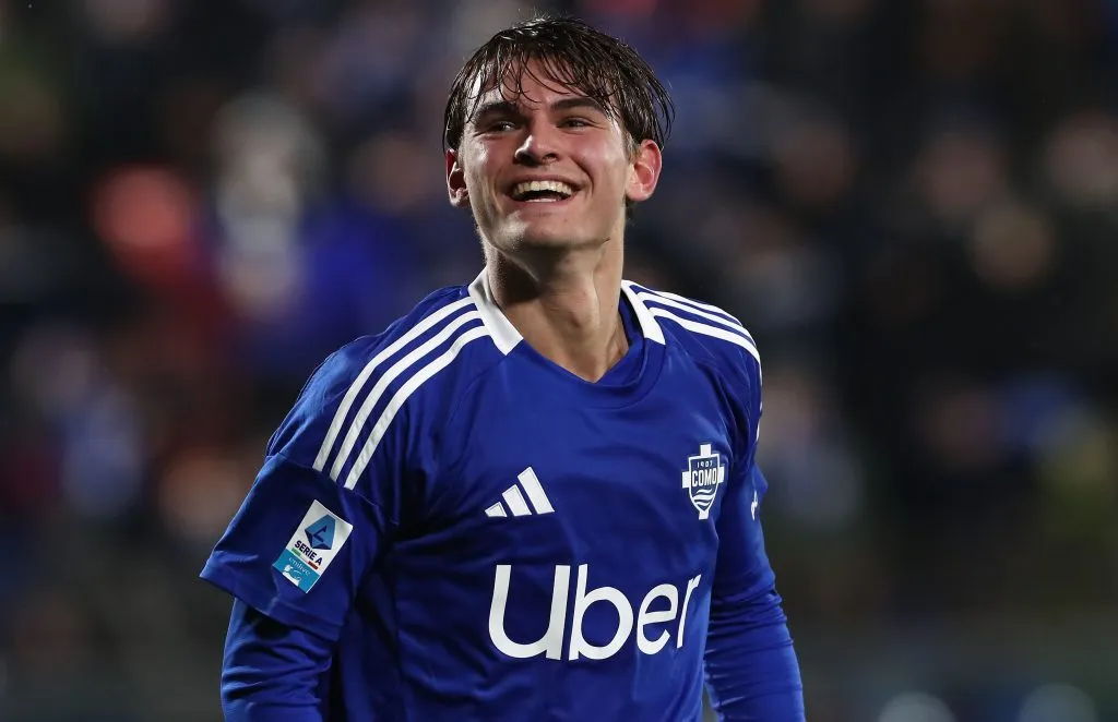 Nicolás Paz con la camiseta del Como