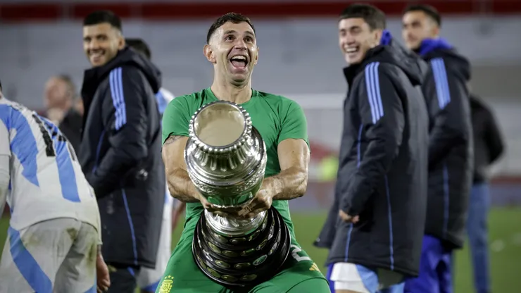 El Dibu Martínez jugará el jueves en el Nacional contra la Roja.