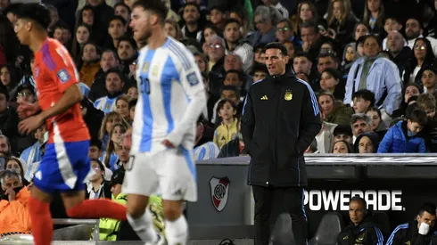 Lionel Scaloni mira como entrenamiento el partido ante la Roja.