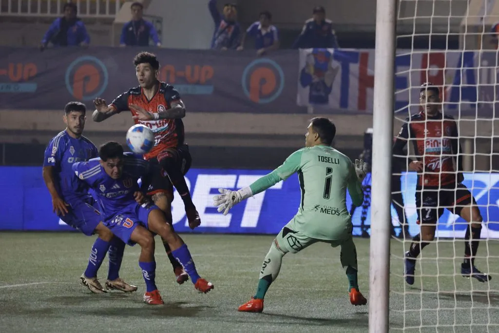 Cristopher Toselli volverá a la porterpia de U de Chile. Foto: Raul Zamora/Photosport