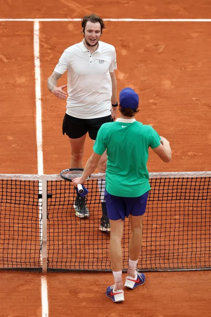 Alexander Bublik saluda a Jannik Sinner tras su derrota durante el partido de cuartos de final de Roland Garros 2025 (Getty Images).