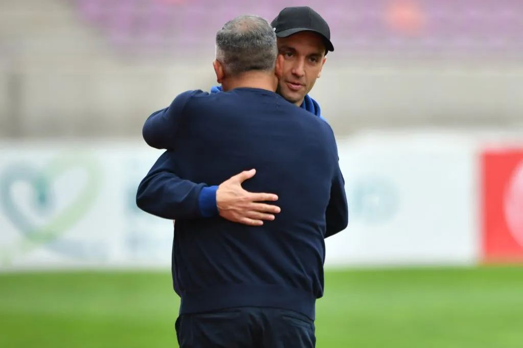 Erwin Durán se saluda con Francisco Bozán. (Alejandro Pizarro Ubilla/Photosport).