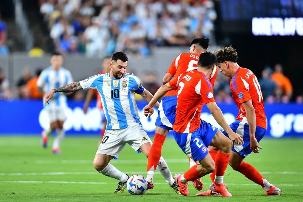 Lionel Messi puede quedar fuera del partido de Chile y Argentina. Foto: Photosport.