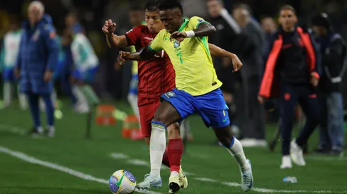 Vinícius escapa a la marca de Alan Franco en la victoria de La Canarinha por 1-0 por las Eliminatorias Sudamericanas.