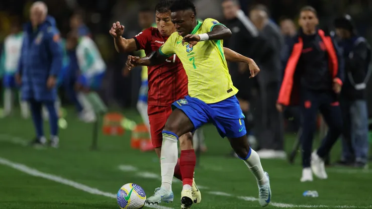 Vinícius escapa a la marca de Alan Franco en la victoria de La Canarinha por 1-0 por las Eliminatorias Sudamericanas.