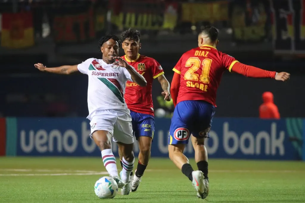 Nicolás Díaz en acción ante Fluminense por la Copa Sudamericana. (Jonnathan Oyarzun/Photosport).