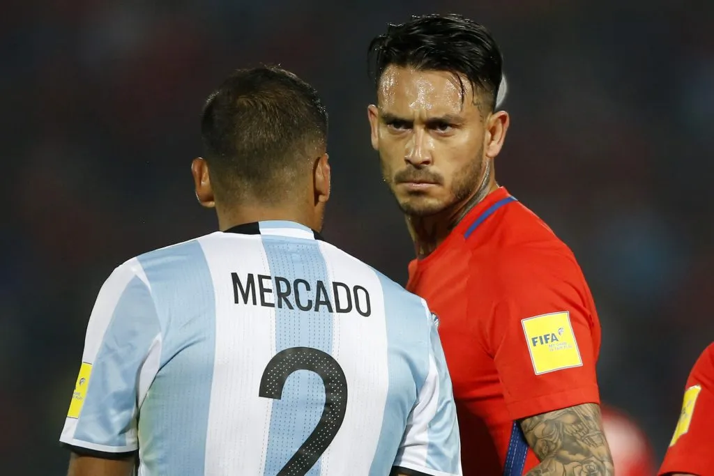 conFutbol, Chile v Argentina. Eliminatorias a Rusia 2018. El jugador de la seleccion chilena, Mauricio Pinilla, derecha, encara a Gabriel Mercado de Argentina durante el partido clasificatorio al mundial de Rusia 2018 en el estadio Nacional de Santiago, Chile. 24/03/2016 Andres Pina/Photosport********** Football, Chile v Argentina. Russia 2018 World Cup qualifiying match. Chile’s player, Mauricio Pinilla, right, faces Gabriel Mercado of Argentina during the Russia 2018 World Cup qualifiying football match at the National stadium in Santiago, Chile. 24/03/2016 Andres Pina/Photosport
