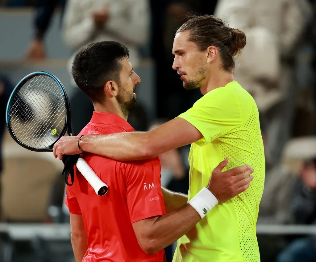 Novak Djokovic abraza a Alexander Zverev tras el partido de cuartos de final en Roland Garros (Getty Images).