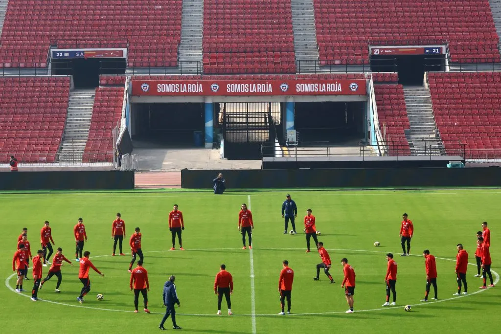 Chile enfrenta a Argentina con sólo dos de los históricos y un grupo de jóvenes que espera agarrar camiseta, tal como lo pidió Claudio Borghi. Foto: Photosport.