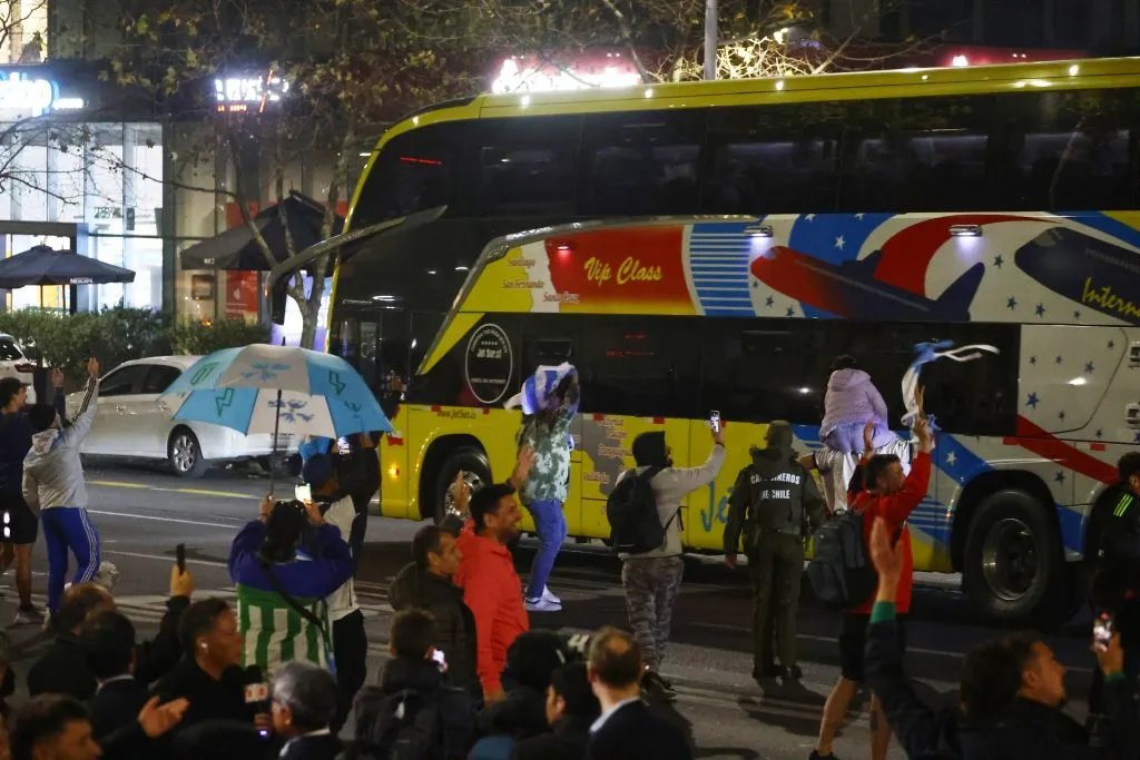 Los hinchas argentinos desbordaron la seguridad en Santiago. Foto: Jonnathan Oyarzun/Photosport