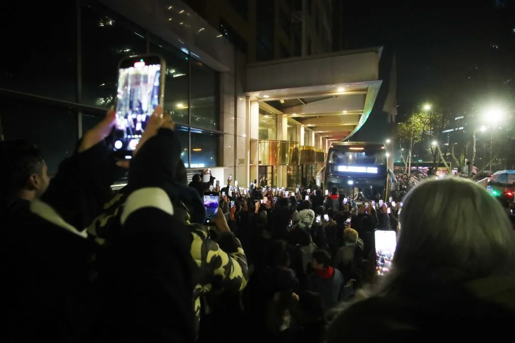 La selección de Argentina llegó entre un mar de gente a Santiago. Foto: Jonnathan Oyarzun/Photosport