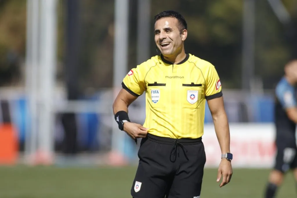 Piero Maza dirigirá el primer partido de Carlo Ancelotti en Brasil. Foto: Jorge Loyola/Photosport