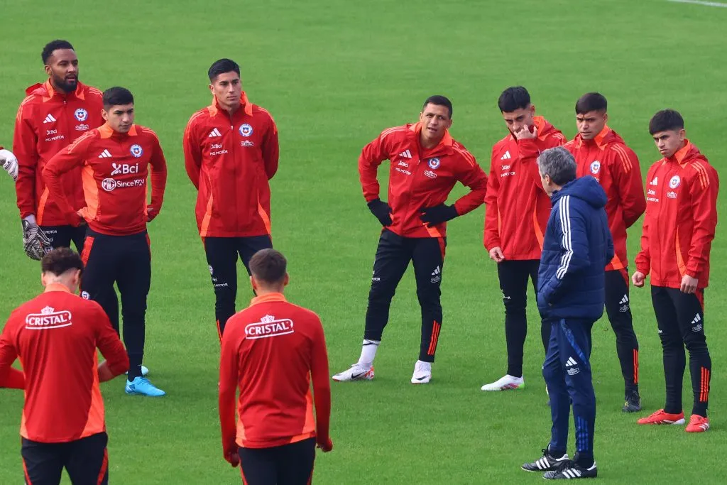 Alexis se vio cercano a los jugadores de la U en el último entrenamiento de la selección chilena. Foto: Jonnathan Oyarzun/Photosport