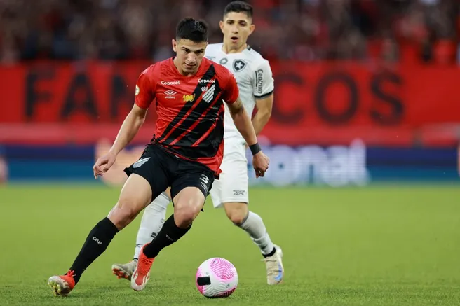 Lucas Esquivel en acción por Athletico Paranaense. (Heuler Andrey/Getty Images).