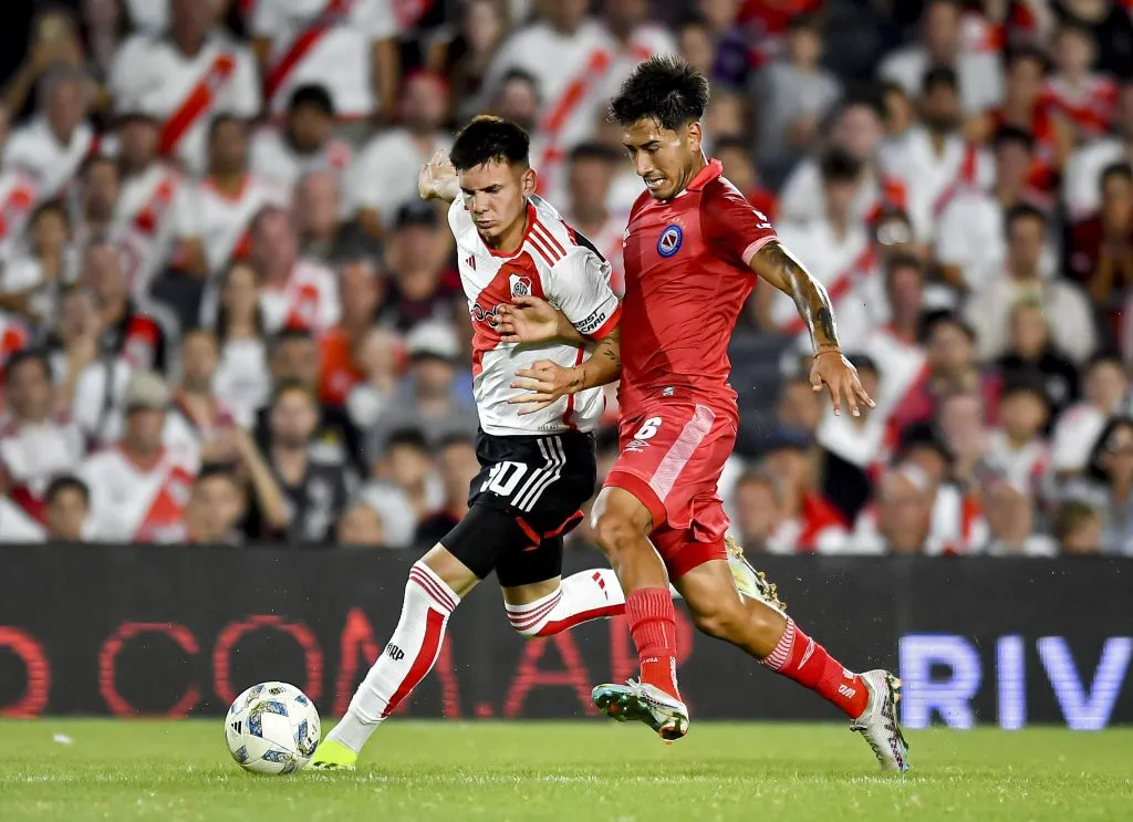 Román Vega marca a Franco Mastantuono, quien parece que irá de River Plate al Real Madrid. (Marcelo Endelli/Getty Images).