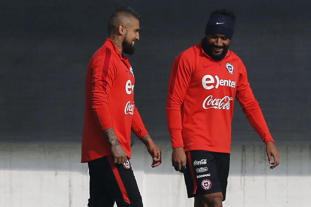 Jean Beausejour con Arturo Vidal, que apunta a ser titular ante Argentina. (Andres Pina/Photosport).