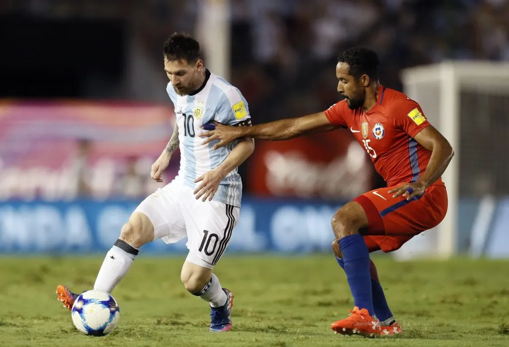 Jean Beausejour marca a Lionel Messi, el capitán y máxima figura de Argentina. (Photogamma/Photosport).