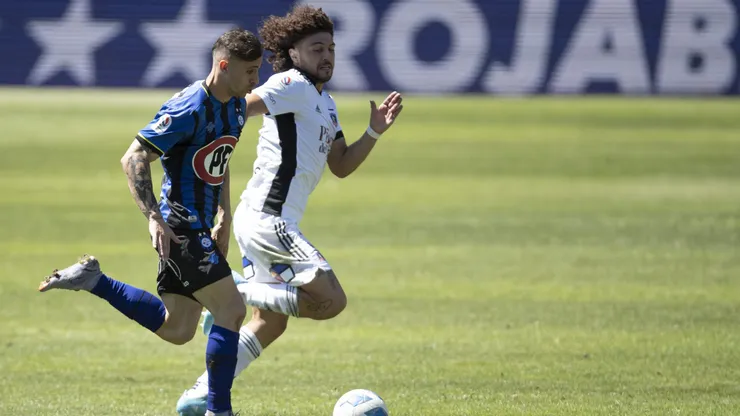 Walter Mazzantti lucha un balón con Peluca Falcón en un Huachipato vs. Colo Colo.