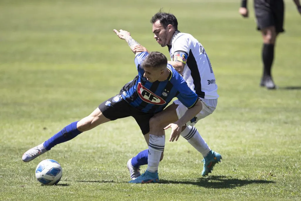 Walter Mazzantti marca a Gabriel Suazo, quien suena como refuerzo en River Plate. (Javier Vergara/PHOTOSPORT).