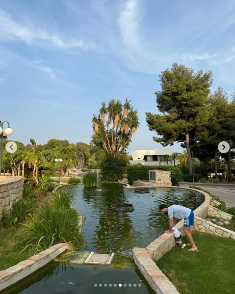 Ben Brereton con su hijo y el short de Chile.