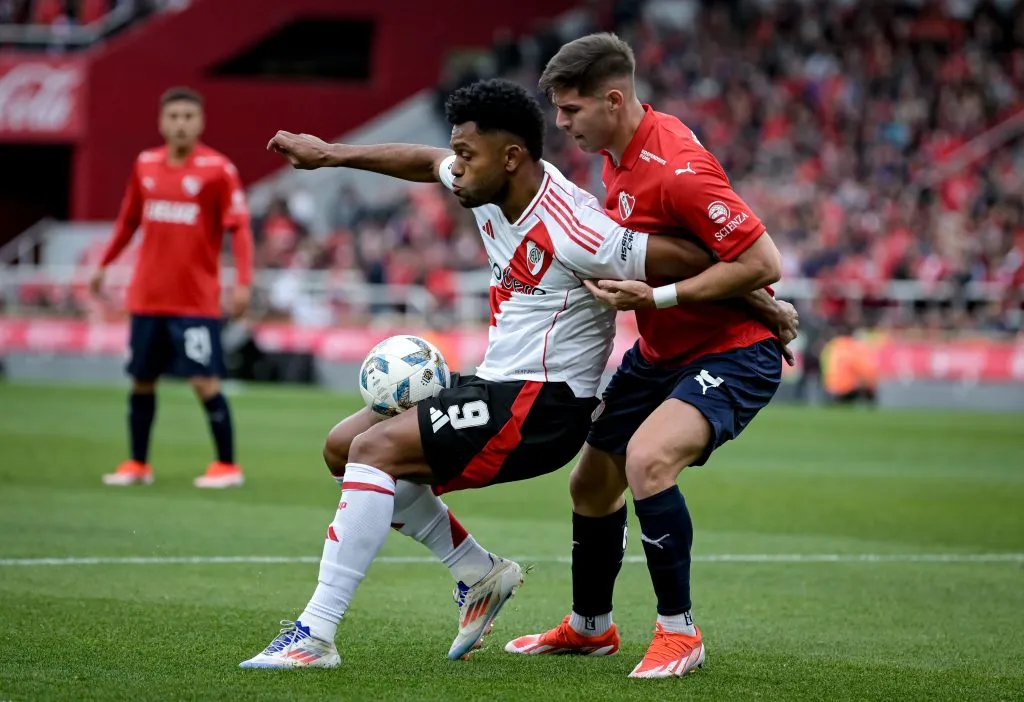 Marco Pellegrino en acción por Independiente ante Miguel Borja de River Plate. (Marcelo Endelli/Getty Images).